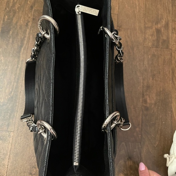 Chanel tote - Picture 11 of 15